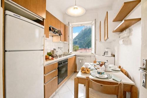 Riva del Garda Lake-View Balcony Apartment