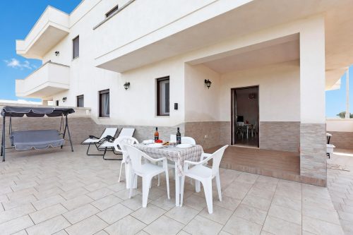 Le Bianche Apt1 with Garden Near The Sea