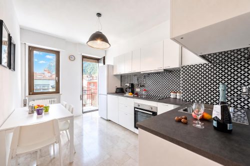 Casa Lucia in Old Riva Town with Balcony View