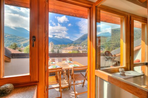 Sunny Penthouse with Mountain View