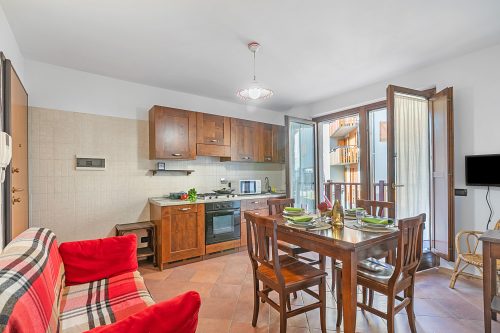 The Sunflower - Apt with Balcony and Private Parking