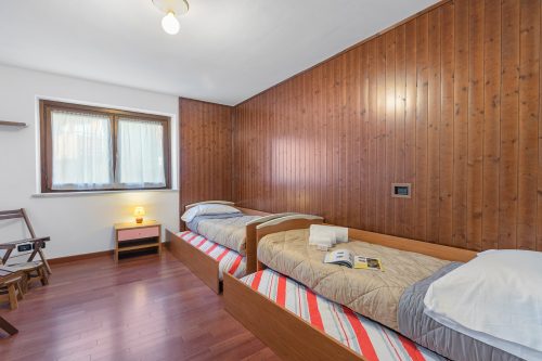 The Sunflower - Apt with Balcony and Private Parking