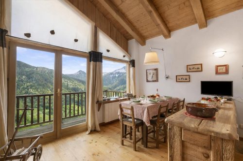Gleise Lodge apartment with Balcony & Views