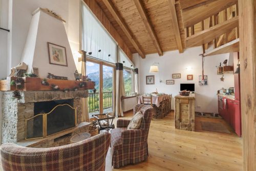 Gleise Lodge apartment with Balcony & Views