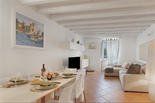 Magnolia House: Sirmione Apt for 4 with Shared Pool