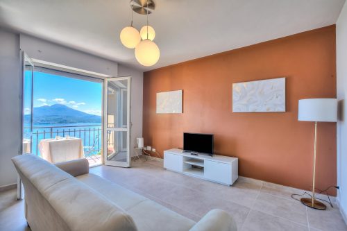 The Golden View: 2-Bed Apartment w/ AC