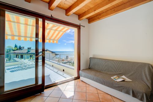 Eden House - Terrace & View Lake