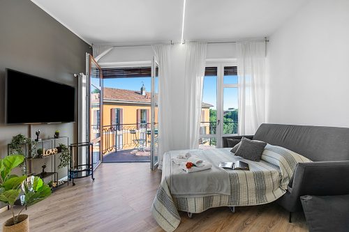 Specchio Di Cielo: Apartment with Terrace and AC Arona Center