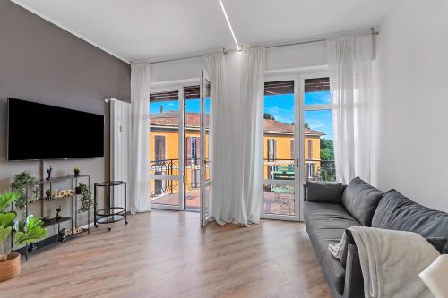 Specchio Di Cielo: Apartment with Terrace and AC Arona Center