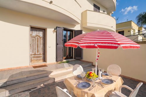 Casa Pascoli with Veranda Dining near Sandy Beach