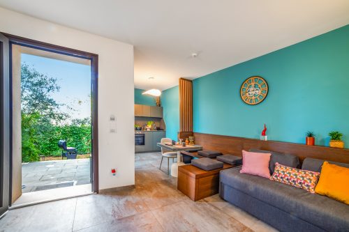 3br Luxury Appt - Pool, Garden & Parking