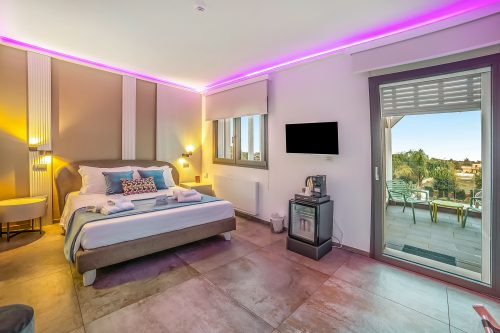 4br Luxury Appt - Pool, Garden & Parking