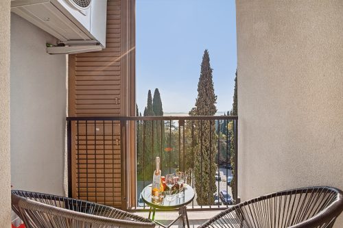 Luxury Apt 402 with Pool & Lake View