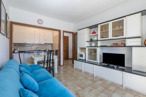 Appartamento Magenta - Apartment with Sunny Balcony