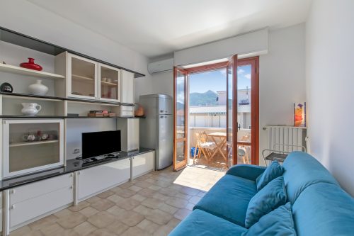 Appartamento Magenta - Apartment with Sunny Balcony