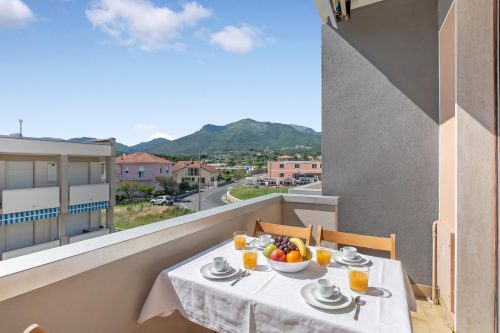 Appartamento Magenta - Apartment with Sunny Balcony
