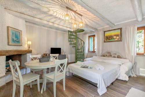 Dimora Della Rocca Private Garden, WIFI, BBQ & Parking