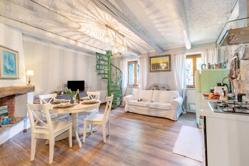 Dimora Della Rocca Private Garden, WIFI, BBQ & Parking