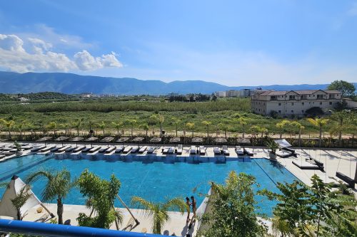 Apartment With Pool View 001
