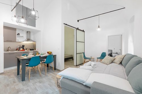Saro House, Centre Apartment for 6
