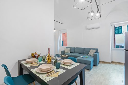 Saro House, Centre Apartment for 6