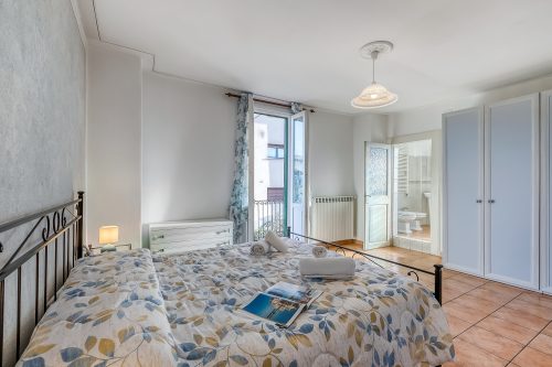 Bee Apartment: Luino Lakeside with Outdoor Dining