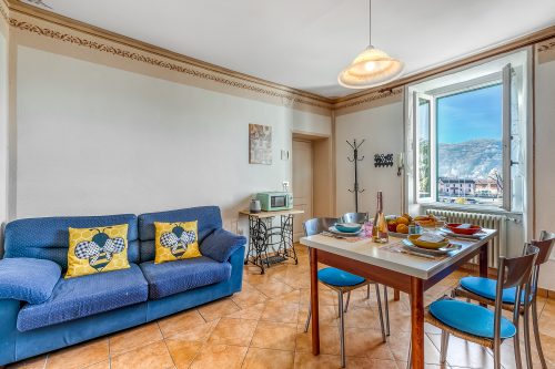Bee Apartment: Luino Lakeside with Outdoor Dining