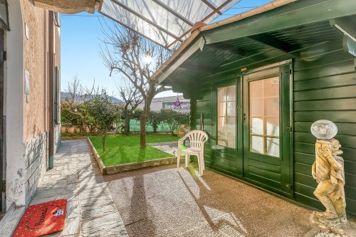 Bee Apartment: Luino Lakeside with Outdoor Dining