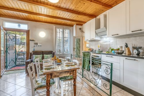 Butterfly Apartment: Lake Maggiore Luino Apartment with Balcony