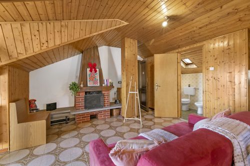 La Mansarda Sul Lago: Rustic Attic Studio with Balcony & Parking
