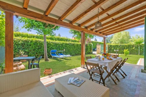 Casa Colombo with Garden In Forte Dei Marmi