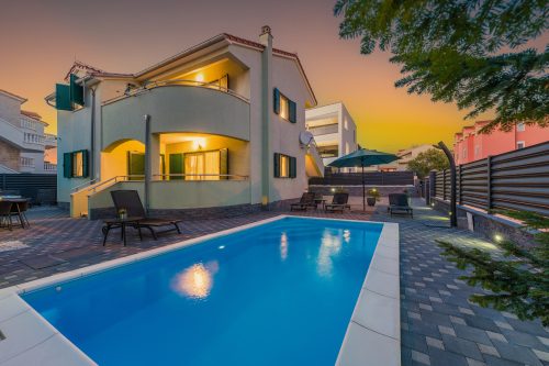 S Villa with Pool, Jacuzzi & Gym