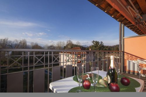 Casa Fiorita: Leggiuno 100 meters from lake Apartment with shared Pool