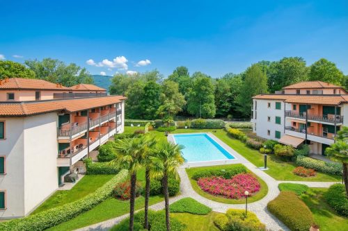 Casa Fiorita: Leggiuno 100 meters from lake Apartment with shared Pool