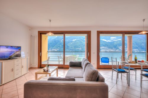 Va Pensiero sul Lago: Lake Maggiore Stunning View Balcony