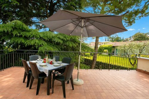 Villa Alberti Apt Emma 900m from Garda lake w/ shared Garden