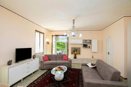 Villa Alberti Apt Emma 900m from Garda lake w/ shared Garden