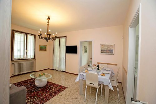 Villa Alberti Apt Bruna 900m from Garda lake w/ shared garden