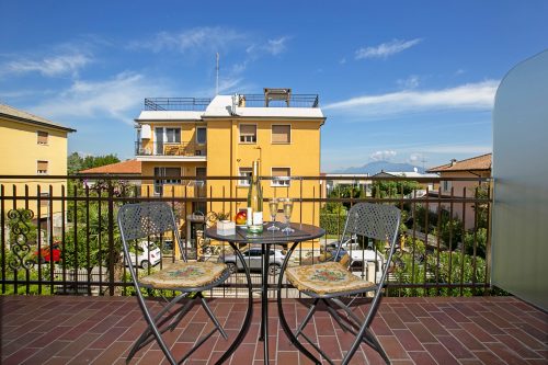Villa Mimosa Near Desenzano Old Town Apt 2 Parking, A/C, WiFi