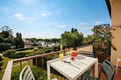 Spiaggia Azzurro -lakeside with terrace