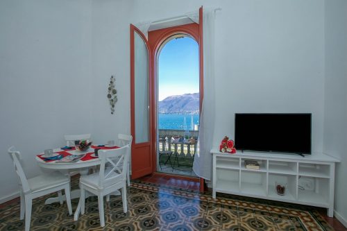 Residenza Gardenia - Lake View Balcony Apartment in Luino Center