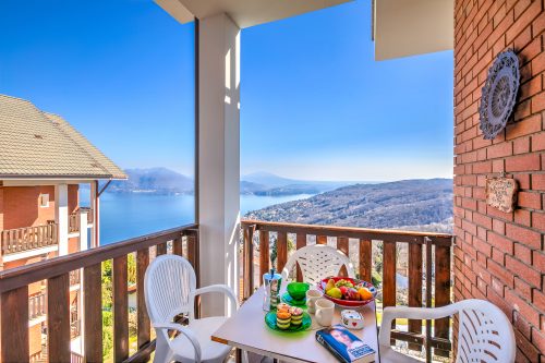 Nicoletta's Lake View with Balcony in Stresa