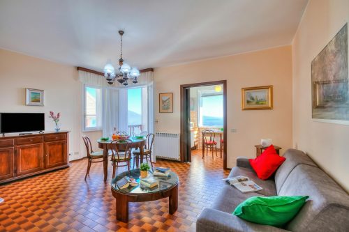 Nicoletta's Lake View with Balcony in Stresa