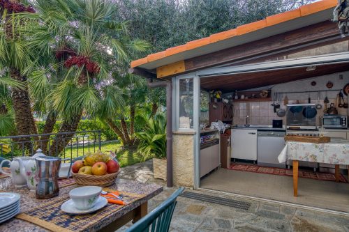 La Casetta Sull'Albero - with Balcony, Garden & Parking