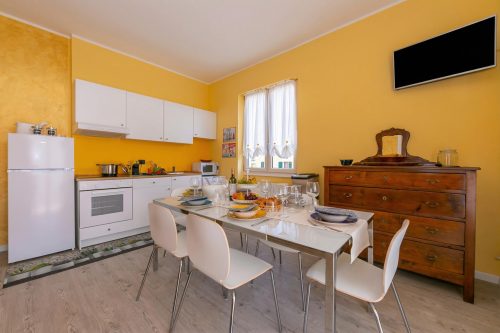 La Maison Fleurie Appt Giglio Walk to Beach for 6 A/C