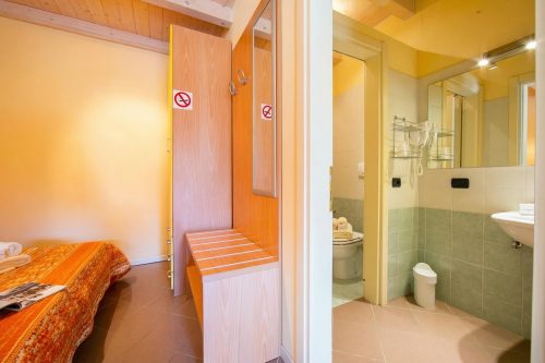 Yellow Apartment Desenzano With Smart TV, AC + WIFI