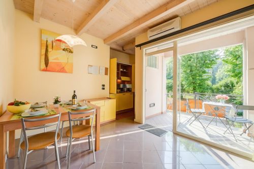 Yellow Apartment Desenzano With Smart TV, AC + WIFI
