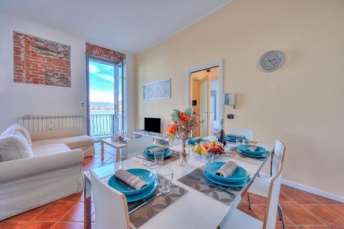 La Dolce Vita Pied dans L' Eau: Balcony and A/C