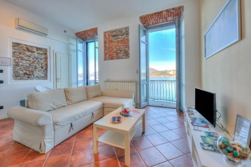 La Dolce Vita Pied dans L' Eau: Balcony and A/C