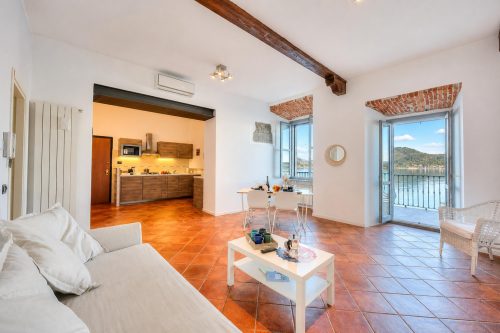 Volo Di Gabbiani: Lakefront Arona Apartment with Terrace